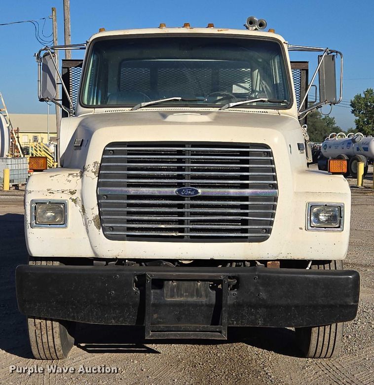 image for item EV1621 1993 Ford LN8000 flatbed truck