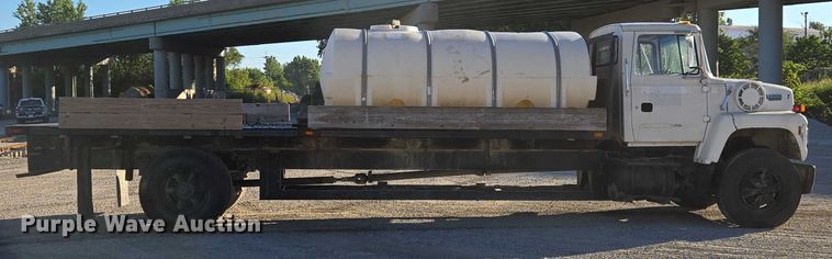 image for item EV1621 1993 Ford LN8000 flatbed truck