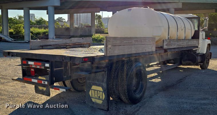 image for item EV1621 1993 Ford LN8000 flatbed truck