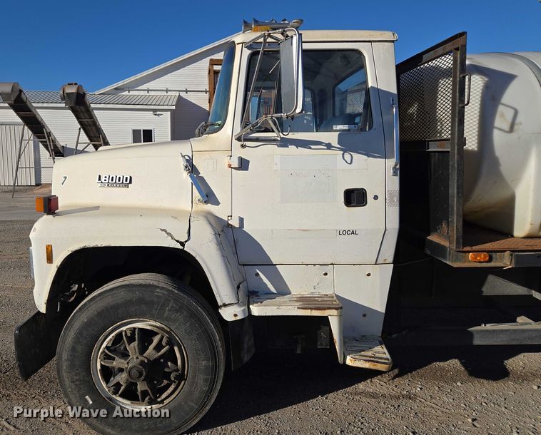 image for item EV1621 1993 Ford LN8000 flatbed truck