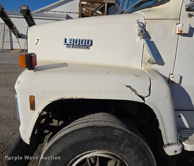 image for item EV1621 1993 Ford LN8000 flatbed truck