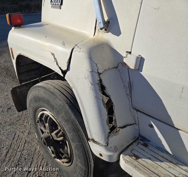 image for item EV1621 1993 Ford LN8000 flatbed truck