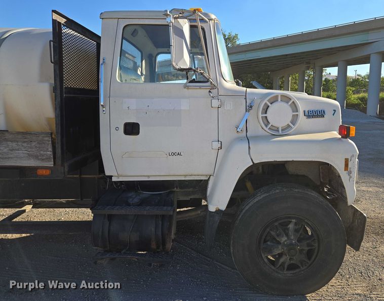 image for item EV1621 1993 Ford LN8000 flatbed truck