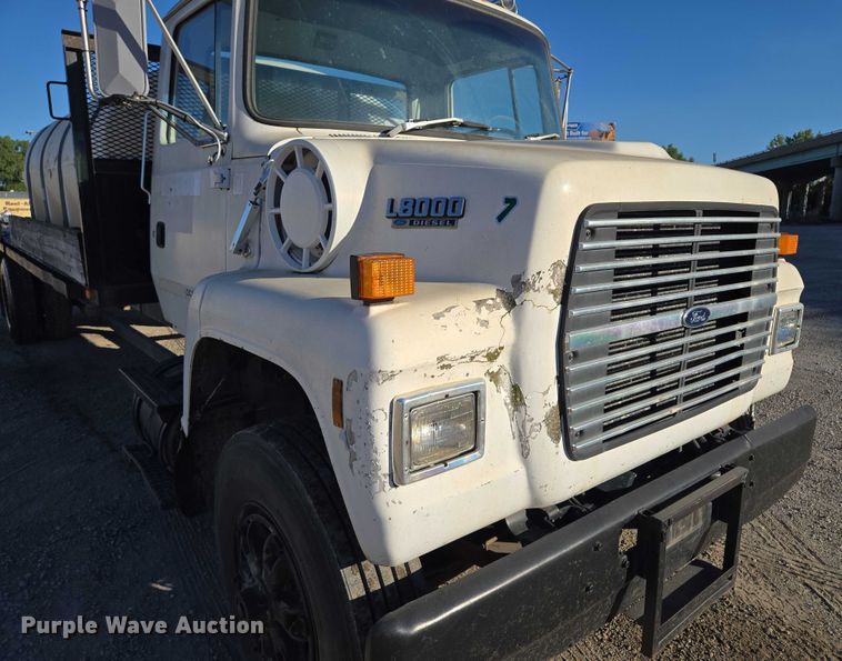 image for item EV1621 1993 Ford LN8000 flatbed truck