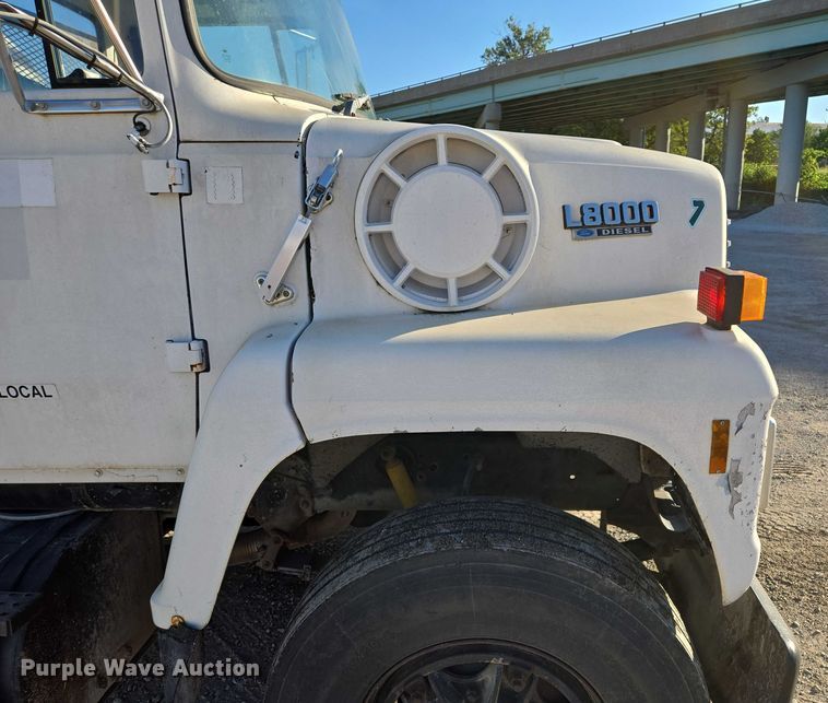 image for item EV1621 1993 Ford LN8000 flatbed truck