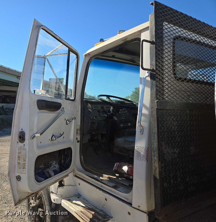 image for item EV1621 1993 Ford LN8000 flatbed truck