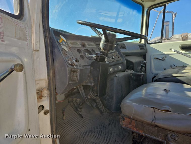 image for item EV1621 1993 Ford LN8000 flatbed truck