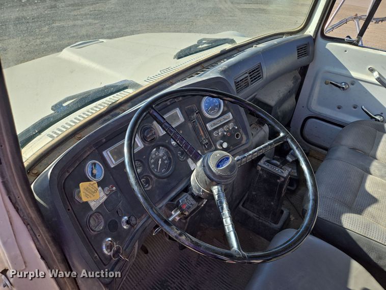 image for item EV1621 1993 Ford LN8000 flatbed truck