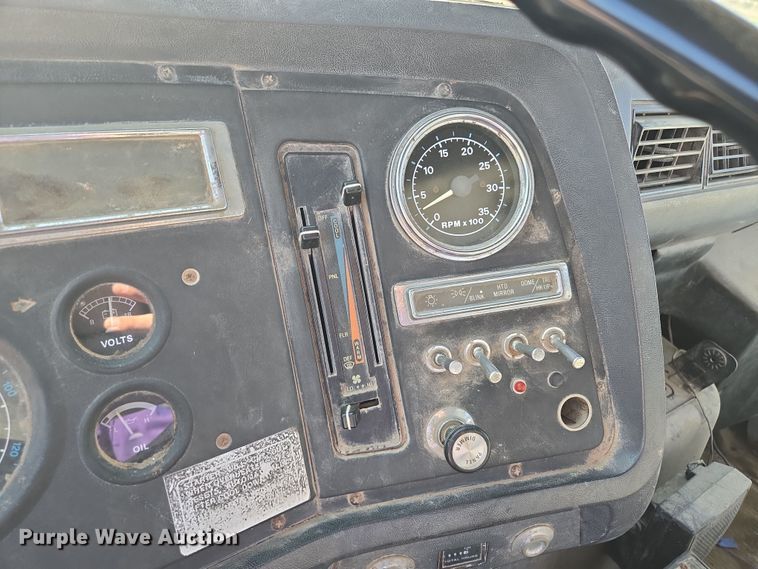 image for item EV1621 1993 Ford LN8000 flatbed truck