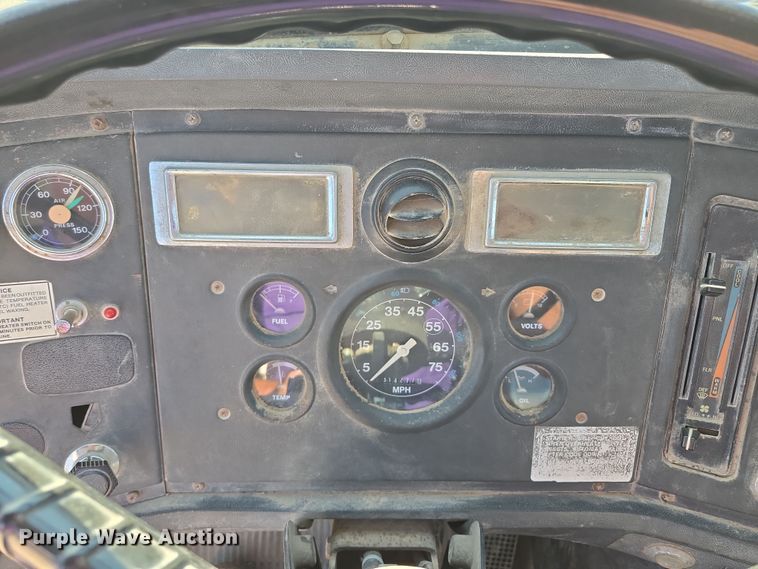 image for item EV1621 1993 Ford LN8000 flatbed truck