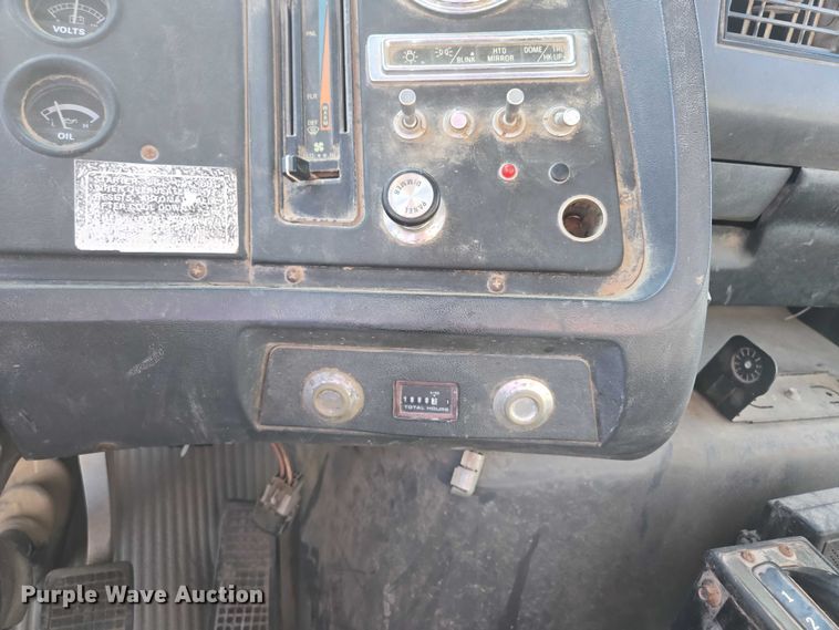 image for item EV1621 1993 Ford LN8000 flatbed truck