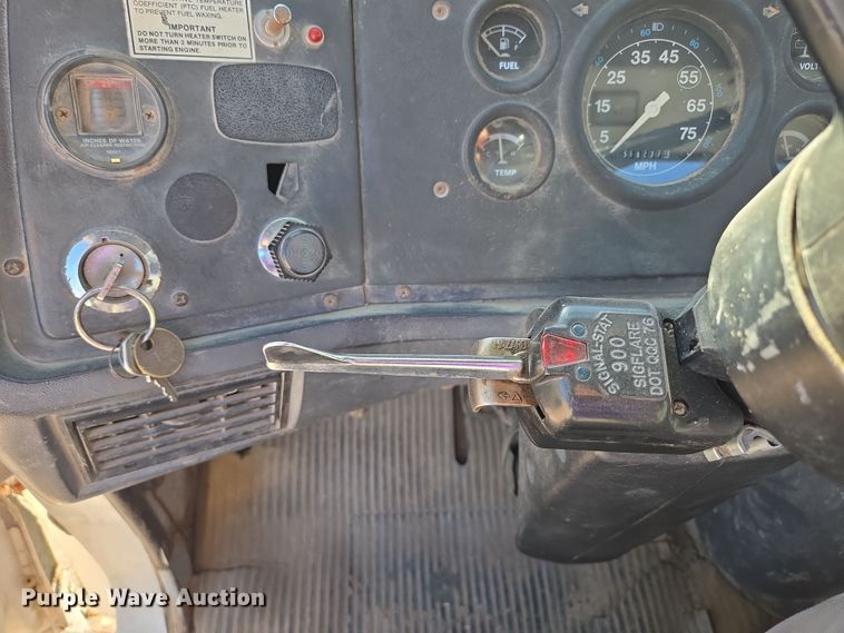 image for item EV1621 1993 Ford LN8000 flatbed truck