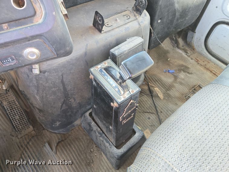 image for item EV1621 1993 Ford LN8000 flatbed truck