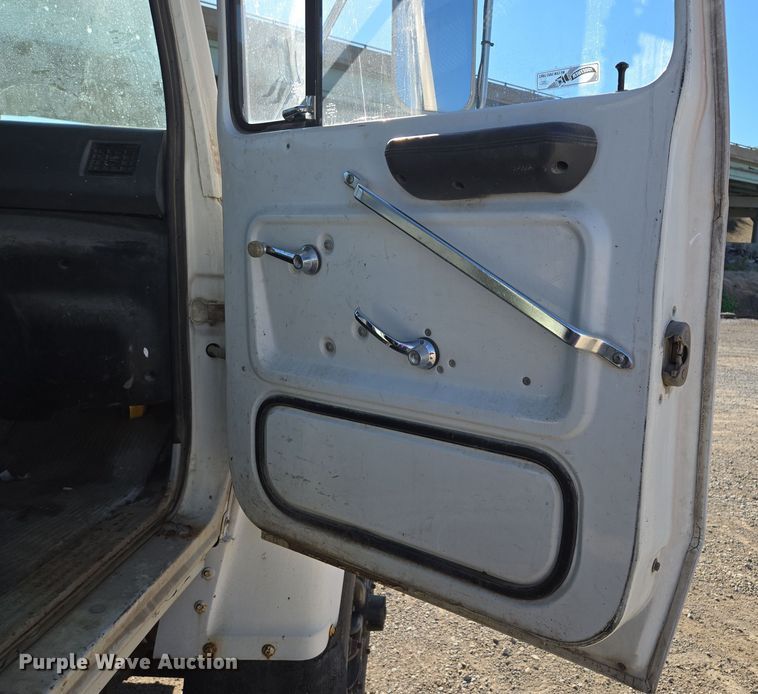 image for item EV1621 1993 Ford LN8000 flatbed truck