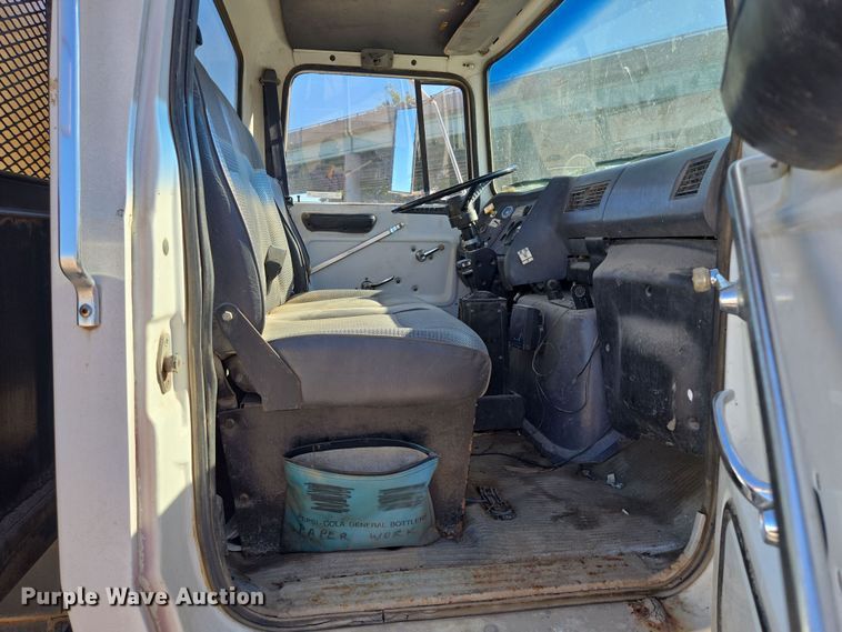 image for item EV1621 1993 Ford LN8000 flatbed truck