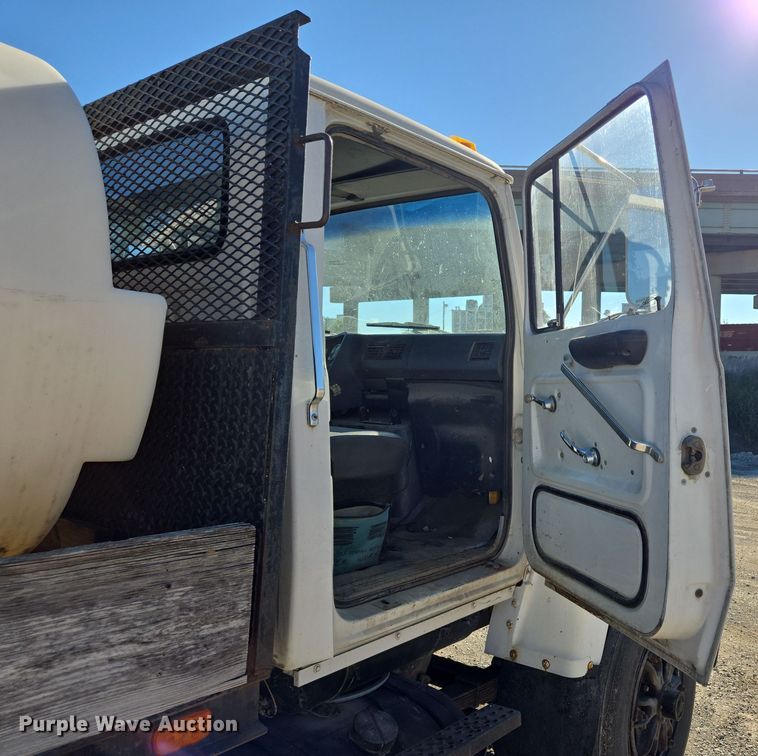 image for item EV1621 1993 Ford LN8000 flatbed truck