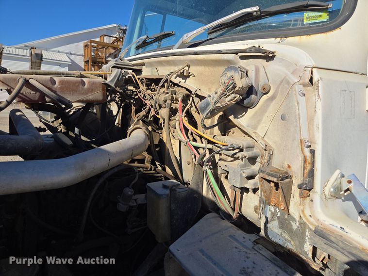 image for item EV1621 1993 Ford LN8000 flatbed truck