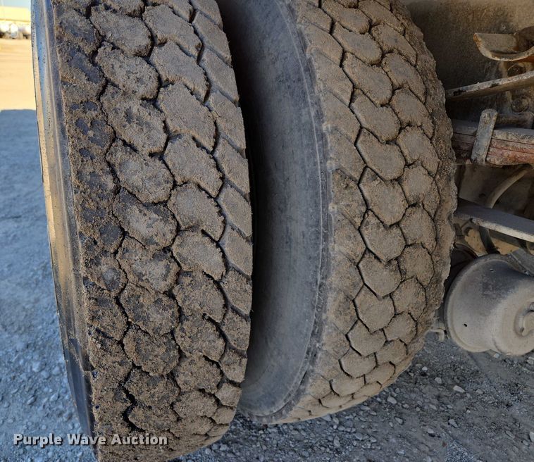 image for item EV1621 1993 Ford LN8000 flatbed truck