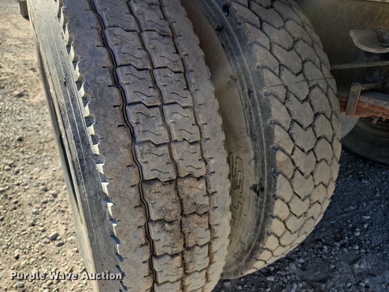 image for item EV1621 1993 Ford LN8000 flatbed truck