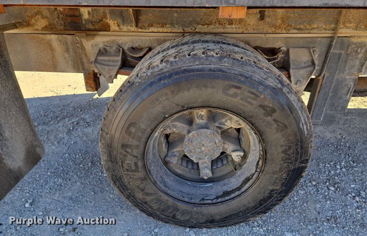 image for item EV1621 1993 Ford LN8000 flatbed truck