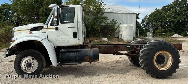 image for item KG9590 2009 International 7400 applicator truck cab and chassis  