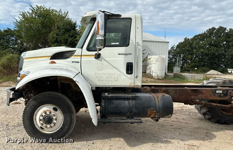 image for item KG9590 2009 International 7400 applicator truck cab and chassis  