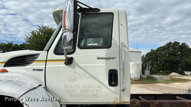 image for item KG9590 2009 International 7400 applicator truck cab and chassis  