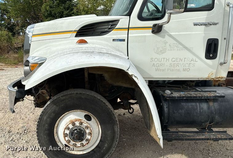 image for item KG9590 2009 International 7400 applicator truck cab and chassis  