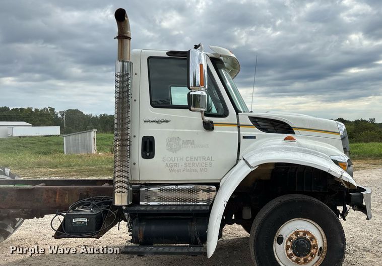 image for item KG9590 2009 International 7400 applicator truck cab and chassis  