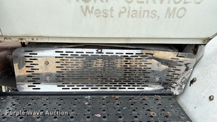 image for item KG9590 2009 International 7400 applicator truck cab and chassis  