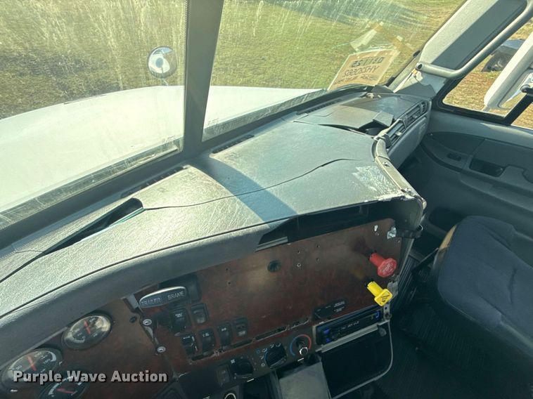 image for item DJ7766 2002 Freightliner Century Class semi truck