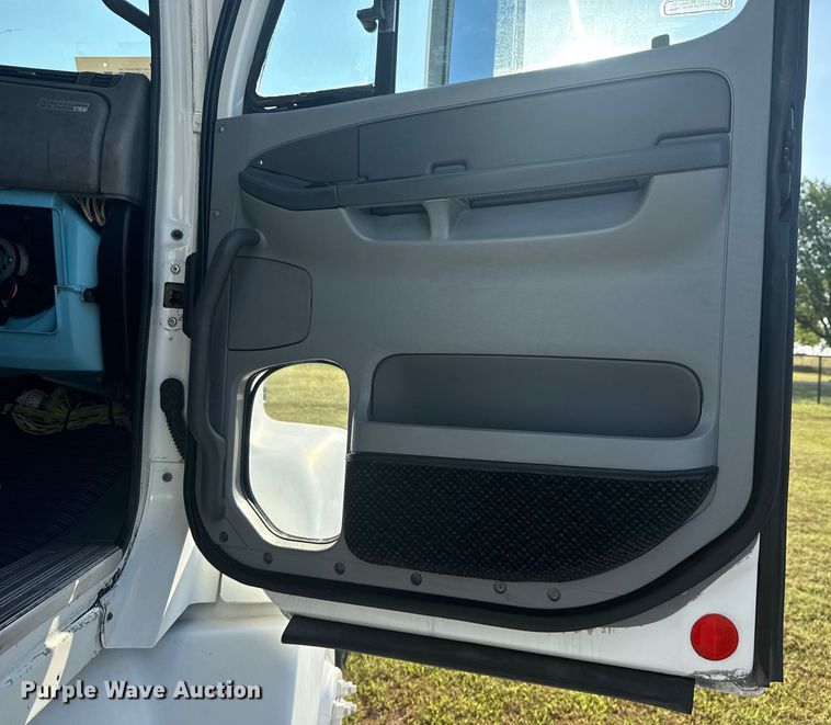 image for item DJ7766 2002 Freightliner Century Class semi truck