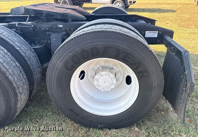 image for item DJ7766 2002 Freightliner Century Class semi truck