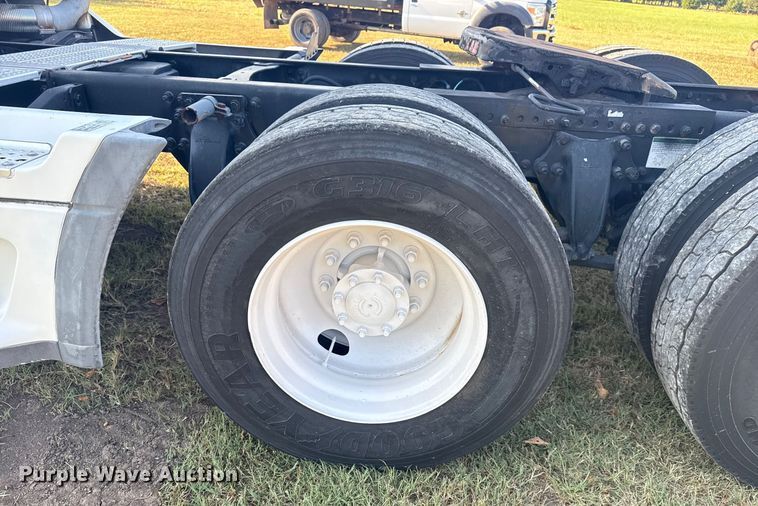 image for item DJ7766 2002 Freightliner Century Class semi truck