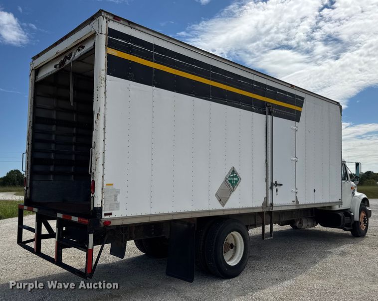 image for item DO2223 1998 International 4900 box truck