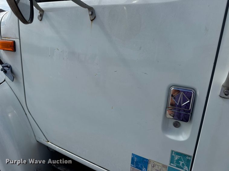 image for item DO2223 1998 International 4900 box truck