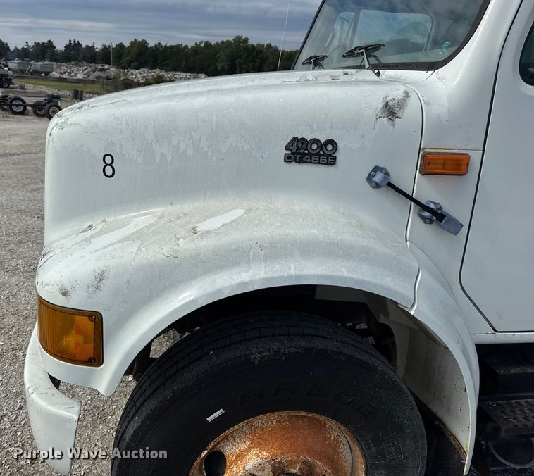 image for item DO2223 1998 International 4900 box truck