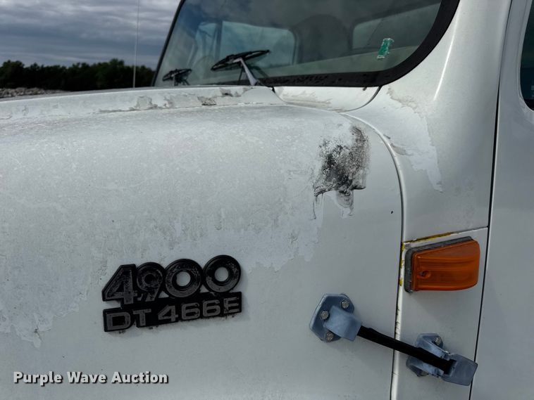 image for item DO2223 1998 International 4900 box truck