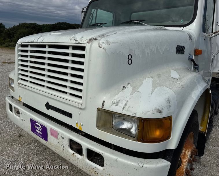 image for item DO2223 1998 International 4900 box truck
