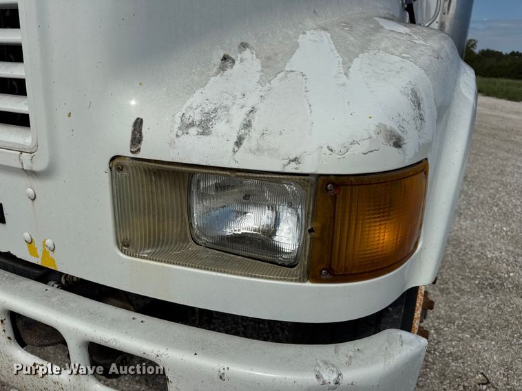 image for item DO2223 1998 International 4900 box truck