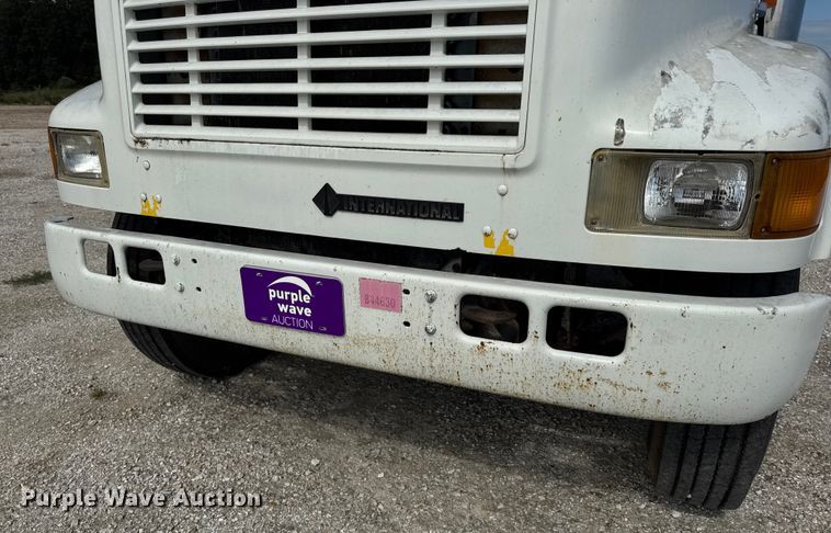 image for item DO2223 1998 International 4900 box truck