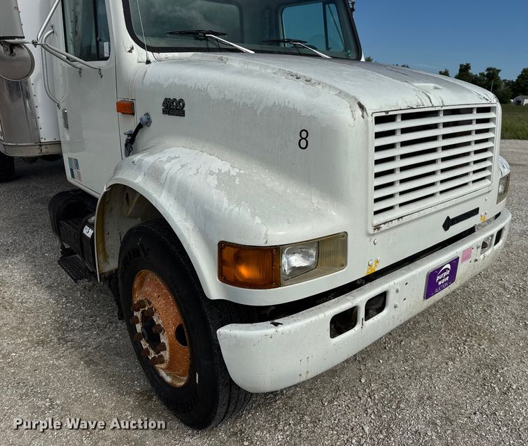 image for item DO2223 1998 International 4900 box truck