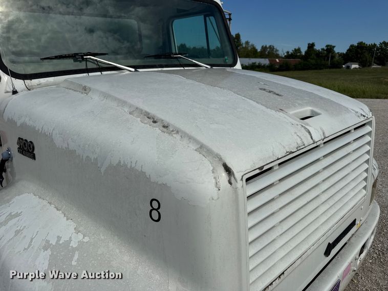 image for item DO2223 1998 International 4900 box truck