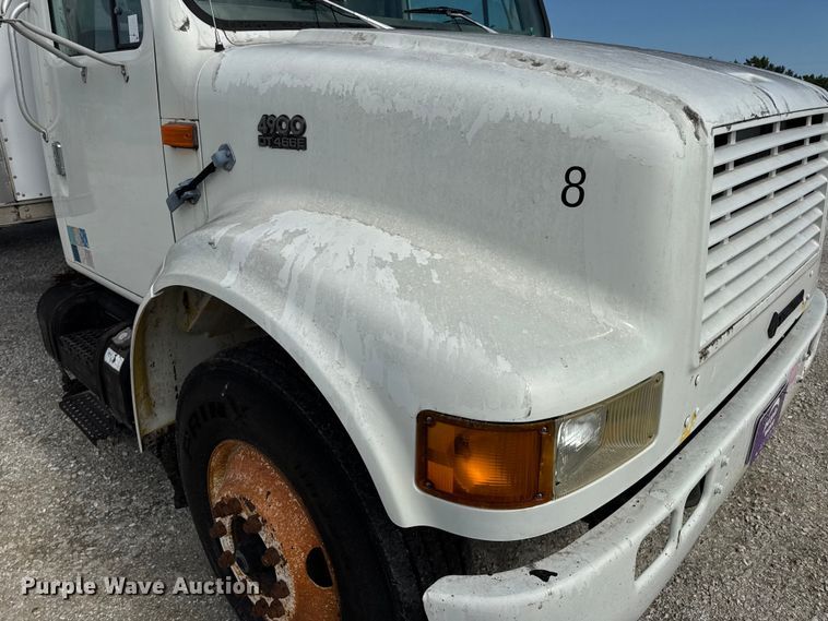 image for item DO2223 1998 International 4900 box truck