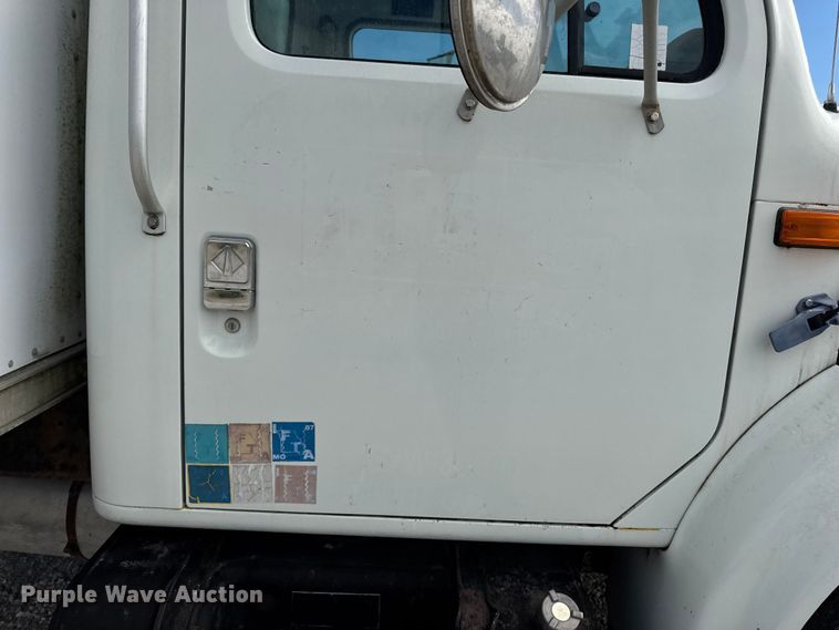 image for item DO2223 1998 International 4900 box truck