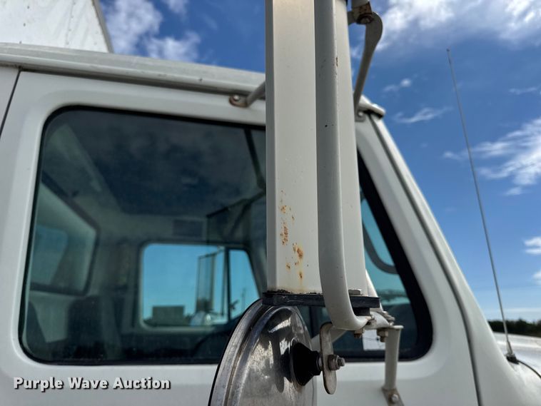 image for item DO2223 1998 International 4900 box truck