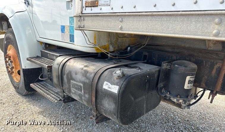 image for item DO2223 1998 International 4900 box truck