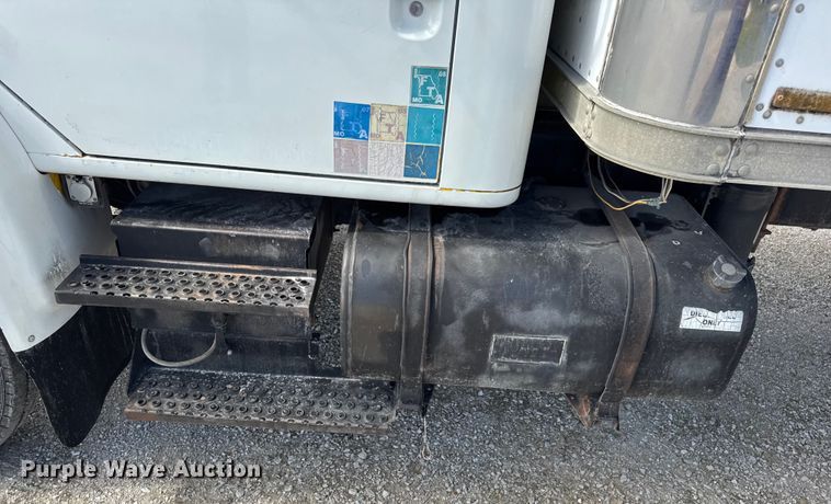 image for item DO2223 1998 International 4900 box truck