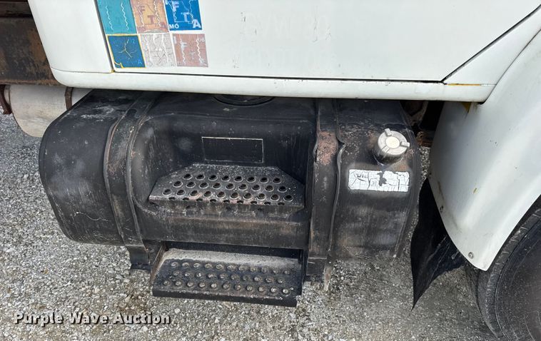 image for item DO2223 1998 International 4900 box truck