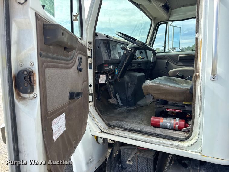 image for item DO2223 1998 International 4900 box truck